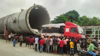 वाराणसी पहुंचा बाहुबली ट्रक